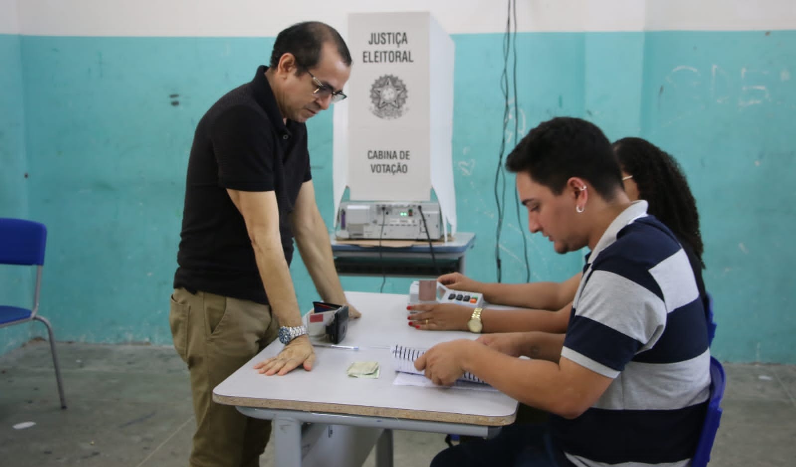 homem sendo atendido por uma mesária